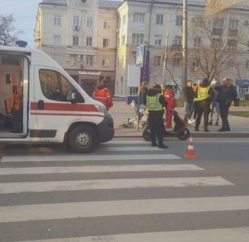 В Мариуполе 15-летний скутерист сбил женщину с коляской