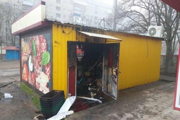 Загорелся из-за короткого замыкания электропроводки: в Харькове спасатели тушили пожар в продуктовом киоске, - ФОТО
