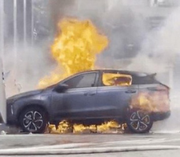 Китайский электромобиль загорелся при зарядке