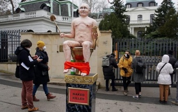 У посольства РФ в Праге установили статую голого Путина на унитазе