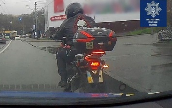 В Киеве из-за трусов оштрафовали водителя мотоцикла