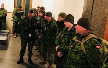Канада остановила миссию военных инструкторов в Украине