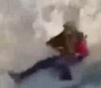 В Казахстане отец с дочкой сорвались в бурлящий водопад, пытаясь сфотографироваться