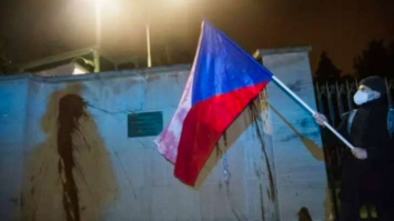 В Праге стены посольства России облили "кровью" (фото)