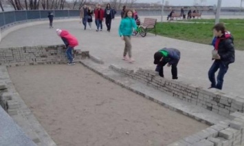 На пляже Запорожья дети строят "замок" из тротуарной плитки