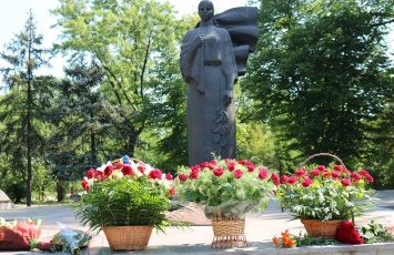 В Запорожье вандалы изуродовали мемориал «Скорбящая мать» - фото