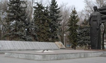 В Запорожье вандалы разрисовали мемориал «Скорбящая мать»