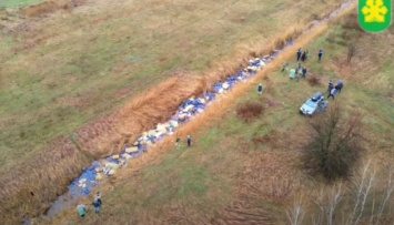 На Киевщине из реки вытащили тысячи канистр с химикатами