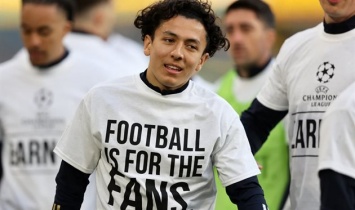 Игроки Лидса вышли на разминку в футболках с лого Лиги чемпионов и фразой "Заслужите"