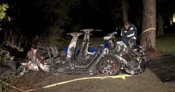 Tesla без человека за рулем попала в аварию
