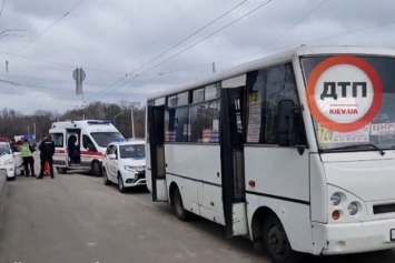 В Киеве трое патрульных подрались с водителем маршрутки, перевозивших много пассажиров