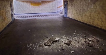В переходе станции киевского метро начал рушиться потолок (ФОТО)