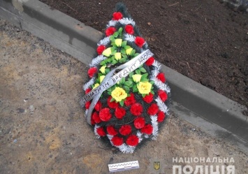 "Сепаратизм вредит здоровью": в Киевском районе сожгли две иномарки и оставили похоронные венки