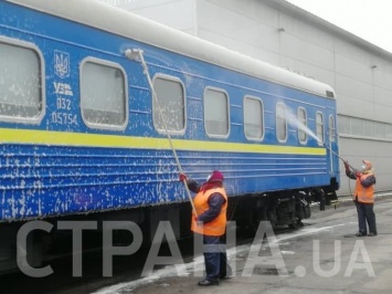 Датчанину, который мыл окно поезда шваброй, устроили показательную уборку в депо УЗ. Он остался разочарован