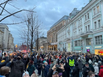 В крупных городах России проходят акции в поддержку Навального. Задержаны более 400 человек