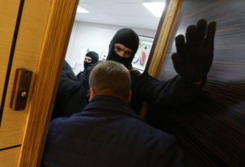 Сотрудника штаба Навального били при обыске, требуя пароль от телефона