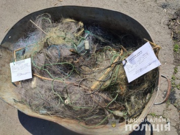 Крупный улов: в Кривом Роге полиция у двух «рыбных» браконьеров изъяла 400 карасей и выловила из Карачуновского водохранилища километровую сеть с рыбой