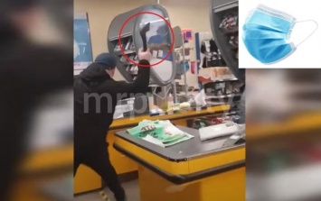 Мужчина с топором разгромил супермаркет в Мариуполе из-за отсутствия маски (ВИДЕО 18+)