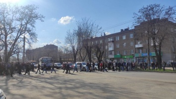 В Кривом Роге рабочие АрселорМиттал перекрыли дорогу в знак протеста