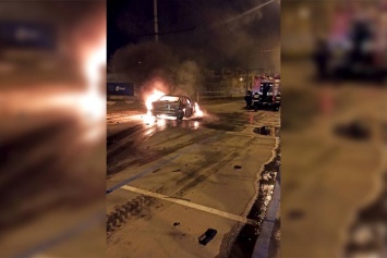 ДТП на Яворницкого: водитель смотрел, как огонь уничтожает его авто