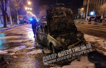 В центре Днепра загорелось авто с молодой девушкой: фото, видео