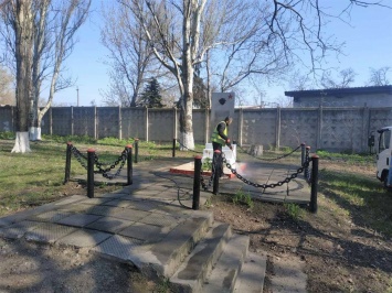 Душ для одесских памятников: коммунальные службы приступили к помывке монументов