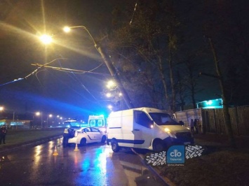На Московском - авария, микроавтобус влетел в столб