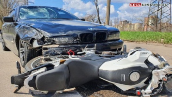 В Кривом Роге мотоциклист с пассажиром врезались в BMW