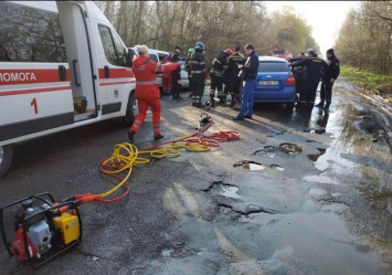 Один человек погиб, двое - в больнице: на разбитой трассе под Днепром страшное ДТП