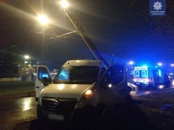 От падения столба смяло микроавтобус: в Харькове водитель нарушил ПДД и попал в аварию, - ФОТО