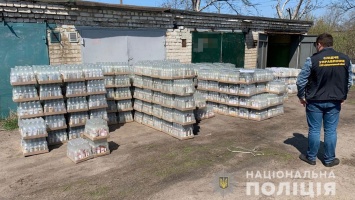 Полицейские Днепропетровщины ликвидировали канал поставок фальсифицированного алкоголя и табачных изделий в магазины области
