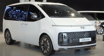 Футуристический Hyundai Staria 2022 года