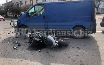 В Бердянске мотоцикл столкнулся с микроавтобусом, трое пострадавших