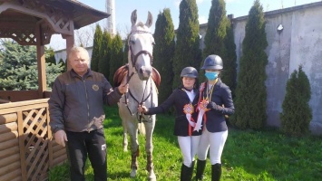 Спортсменки КСК «Рубин» завоевали медали на всеукраинских состязаниях по конному спорту