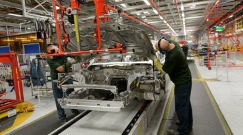 Jaguar Land Rover приостанавливает производство из-за нехватки чипов