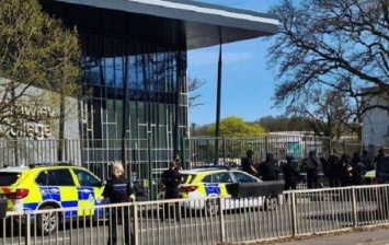В Британии вооруженный мужчина ранил двух сотрудников колледжа - СМИ