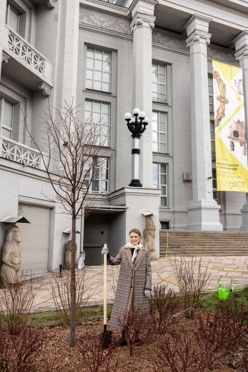 Как украинские инфлюэнсеры высаживали деревья и цветы возле Национального музея истории Украины