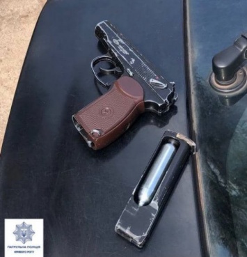Вооружен и опасен: в Кривом Роге на улице разгуливал мужчина с пистолетом