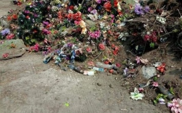«В них нет красоты» - херсонцев призвали отказаться от пластиковых цветов