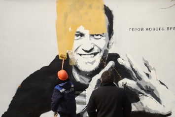 В Петербурге возбудили уголовное дело из-за граффити с Навальным