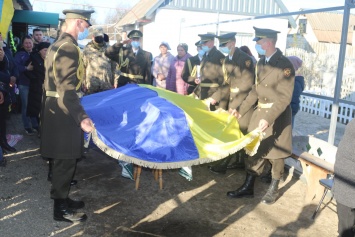 На Днепропетровщине похоронили бойца, который умер от вражеской пули: фото
