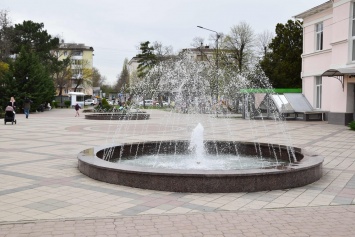 В Симферополе включили фонтаны