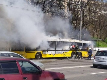 В Киеве прямо на маршруте загорелся коммунальный автобус, - ФОТО
