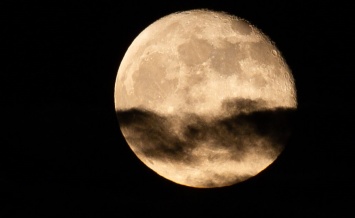 Запорожцы восхищаются красивой Луной - фото