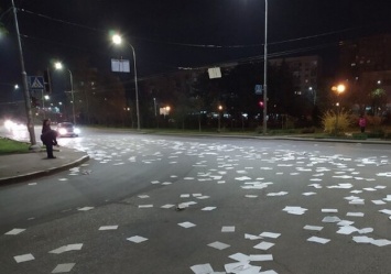 Странная утилизация: на площади Деревянко высыпали тысячи копий документов моряков