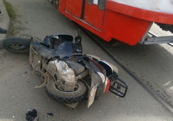 На Люстдорфской дороге легковушка сбила мопедиста: его увезли в больницу