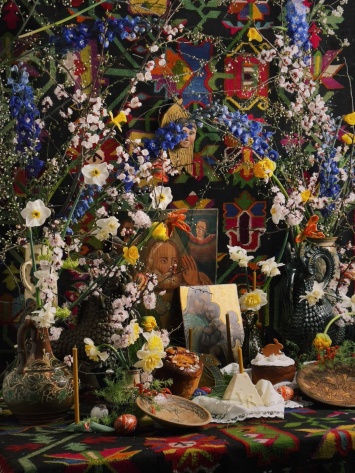 Пасхальные открытки: цветы и опошнянская керамика в праздничной съемке