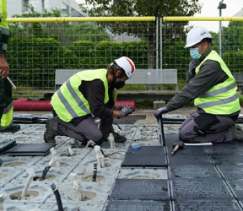 В Барселоне вмонтировали солнечные панели в тротуарную плитку