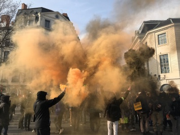 В Париже первомайская демонстрация переросла в стычки с полицией. В других столицах все более мирно. Видео