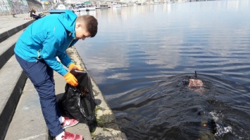 В Киеве реку Днепр очищали от мусора: среди находок - скейт, миксер, чайник